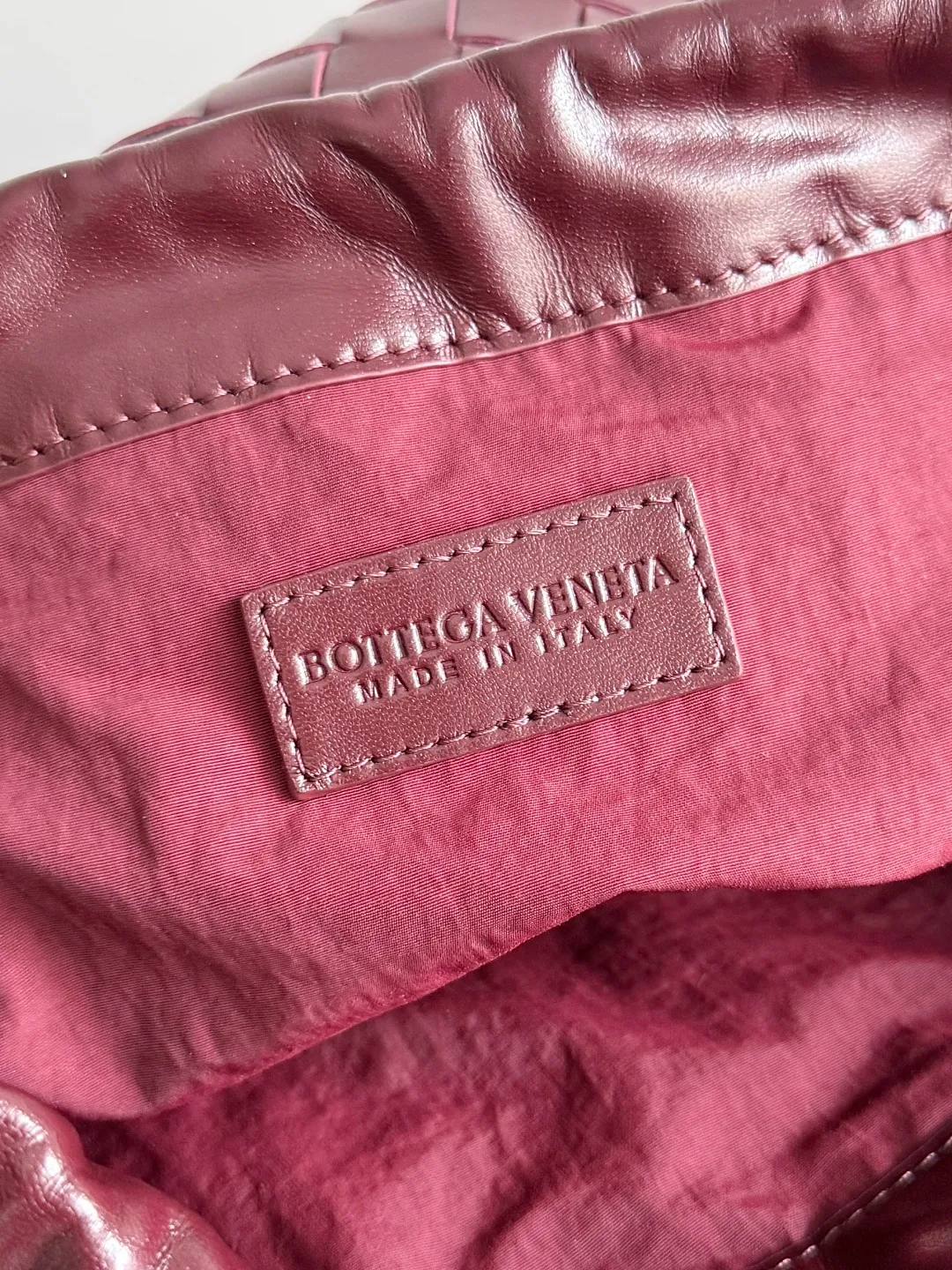 Batch 1560 Armpit bags have become a fashionable item that every girl has in their hands in recent years🛍️. The elegant and simple style has won the love of many people of different ages. However, there is an unavoidable trouble with armpit bags, that is, the capacity is too small, and BOTTEGA VENETA’s new Dustbag Considering people's travel needs, the capacity of garbage bags has been greatly upgraded. Folding umbrellas, water cups, and girls' makeup powder and lipstick can all be accommodated. It is very light and resistant to dirt. Even if you have a lot of things when traveling, it can reduce the burden to a certain extent. The shoulder straps are buckled and can be changed at will. It can be used for hand holding or as the liner of a large bag. After the drawstring is drawn, it looks like a cloud bag. It is very suitable for concave styling when traveling in summer🙋🏻‍♀️ Style number: 796728 Size: 32*23*1cm